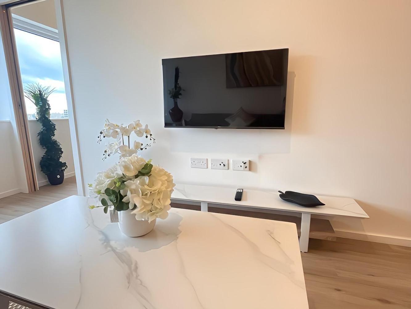 1Br Luxury Flat At Train Station - Long Stays Welcome - Just Ask Мілтон-Кінз Екстер'єр фото