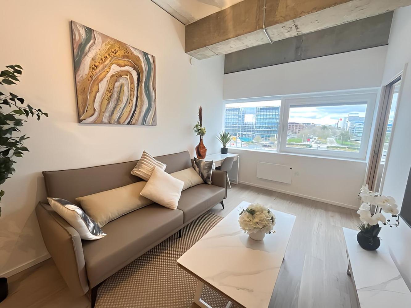 1Br Luxury Flat At Train Station - Long Stays Welcome - Just Ask Мілтон-Кінз Екстер'єр фото